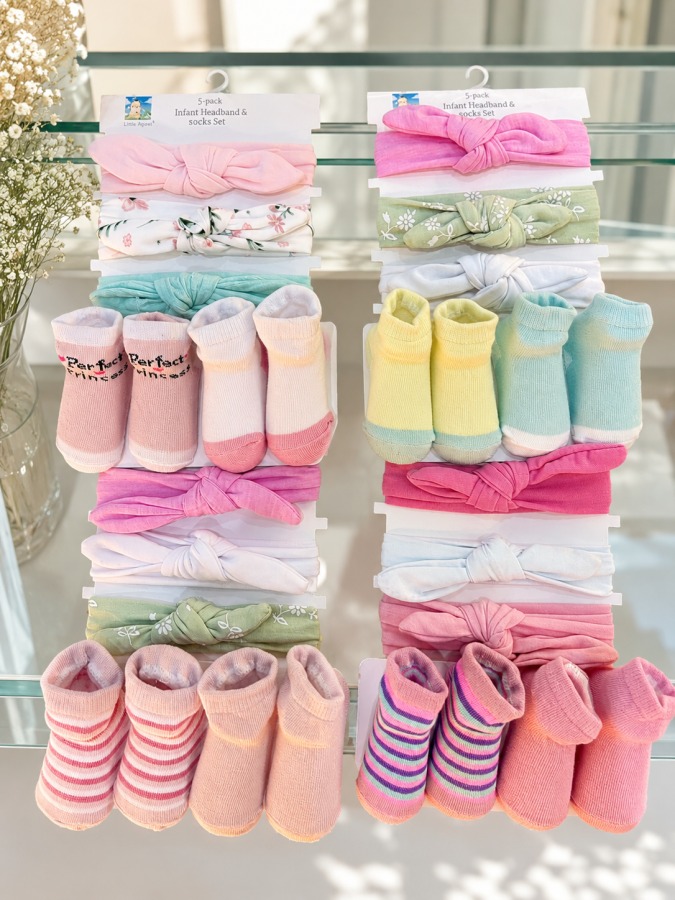 SET DE GORROS Y MEDIAS PARA BEBÉ